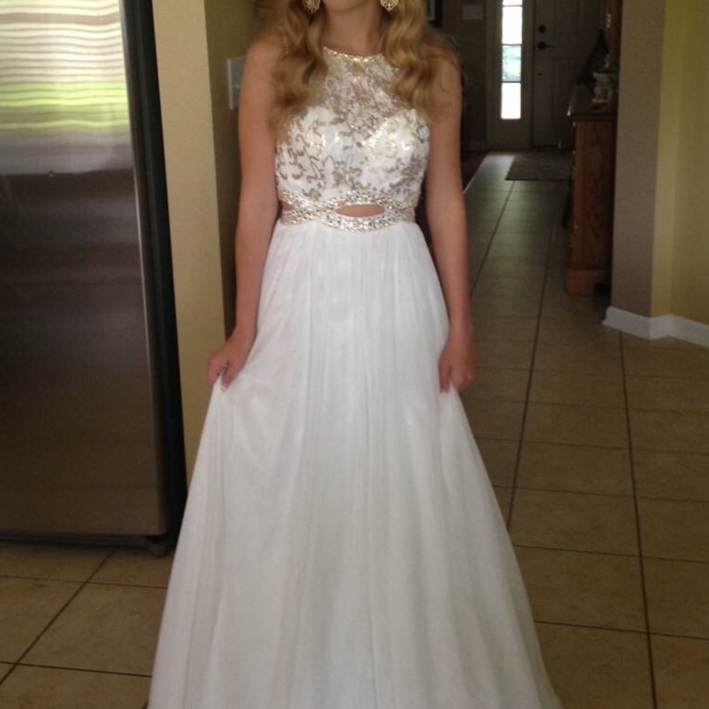 BEAUTIFUL WHITE PROM DRESS!